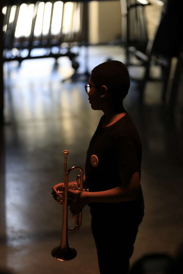 Silhouette d'un jeune trompettiste en contre-jour